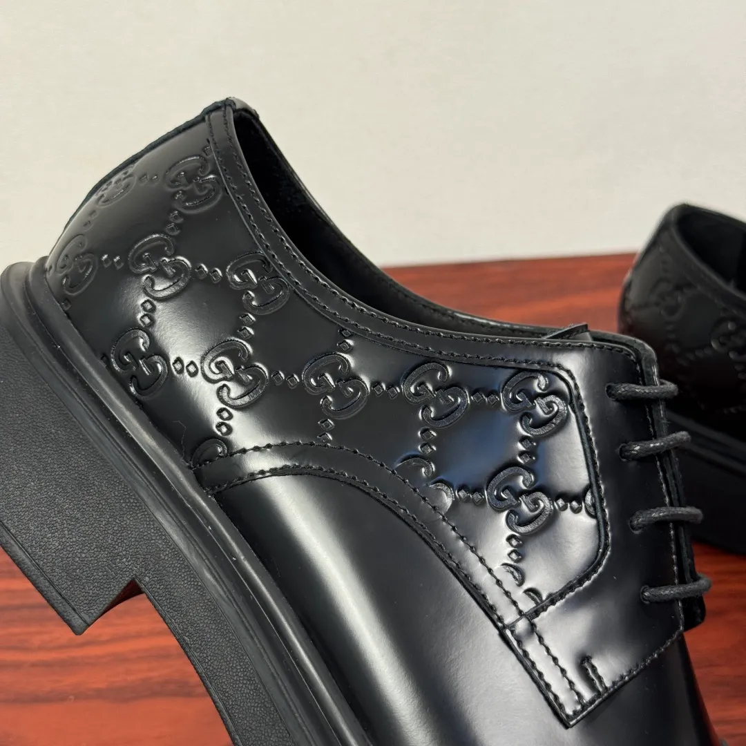 Batch 780 Gucci/Gucci new men's lace-up shoes with GG details, glossy cow leather derby shoes! Rooted in the brand's heritage, these men's lace-up shoes are crafted from premium open-edge beaded calf leather and feature GG-print embossed suede details in homage to Gucci's iconic monogram. The rubber sole decorated with GG pattern adds a touch of modern fashion to this design. Typical three-joint style design. European and American classic version, full calfskin lining. The overall upper texture is soft and the lining is comfortable and breathable. 2CM thickened soft rubber sole, easy to control. Versatile and stylish upper foot, multiple colors available to meet different matching needs, complete package! Size: 39-40-41-42-43-44 leather shoe size (38.45.46 can be customized) Item number: 7826Z open edge beads black